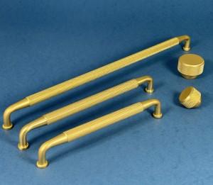 Smesh 12- ryflowany uchwyt do mebli mosiądz szczotkowany 160mm