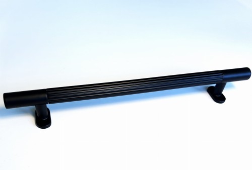 Fluted- ryflowany czarny mat uchwyt meblowy 320mm.jpg