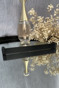 Ryflowany uchwyt do mebli czarny mat 160mm- Cosimo N4