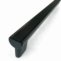 Denver V1- ryflowany długi uchwyt do mebli czarny mat 822mm.jpg