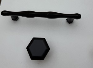 Czarny uchwyt relingowy 128 mm- Onde N4 