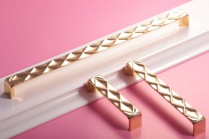 Złoty uchwyt do mebli 320 mm- Specchio GP