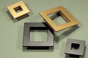 Czarny kwadratowy uchwyt do mebli 32 mm- Quadra N4 