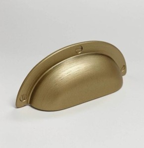 Złoty szczotkowany uchwyt meblowy muszelka 64mm- Anita 12