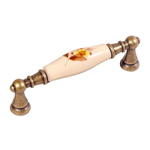 Flora 09 -  stary mosiądz z jasno kremową porcelaną uchwyt do mebli 96mm  